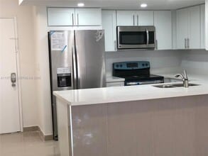 Building Photo - 8883 Fontainebleau Blvd