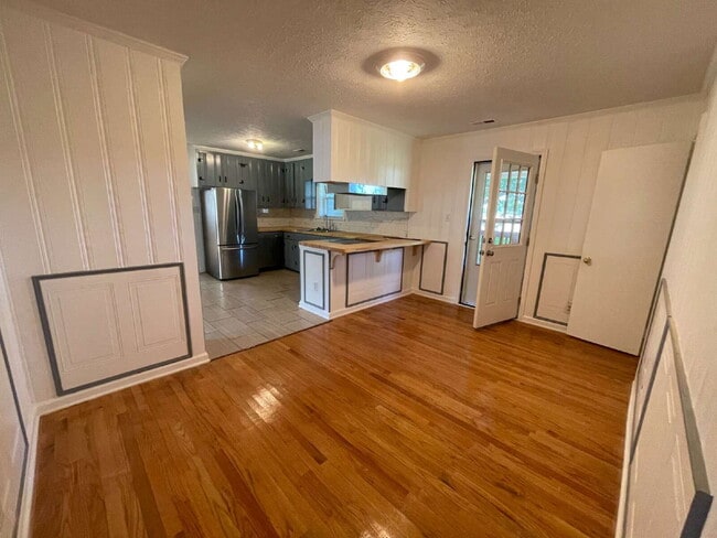 Building Photo - SPACIOUS BRICK RANCH in GOLDSBORO! 4 BR, 2 BA - FENCED-IN YARD *Convenient to SJAFB*