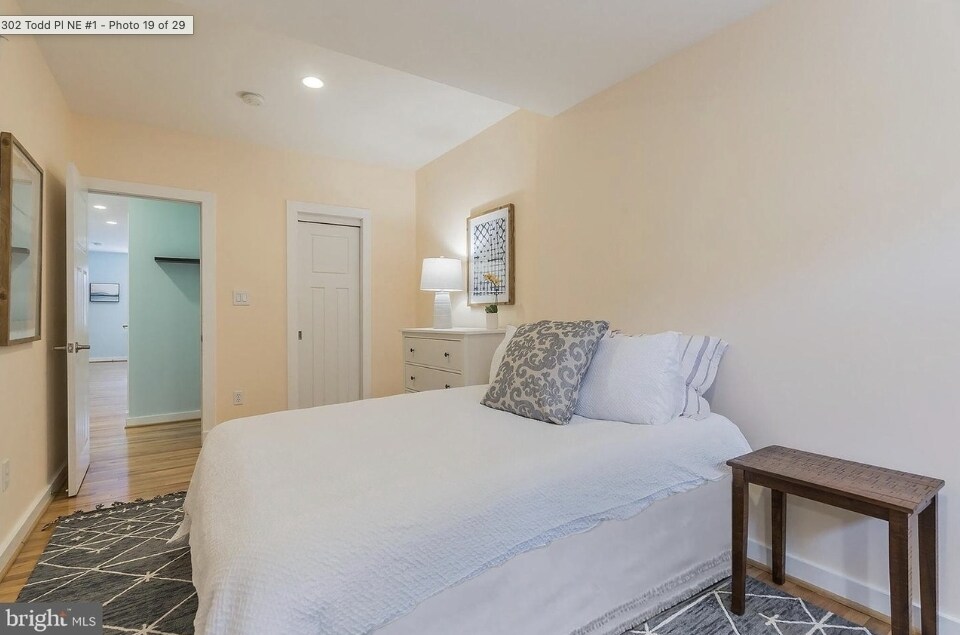 Building Photo - 302 Todd Pl NE