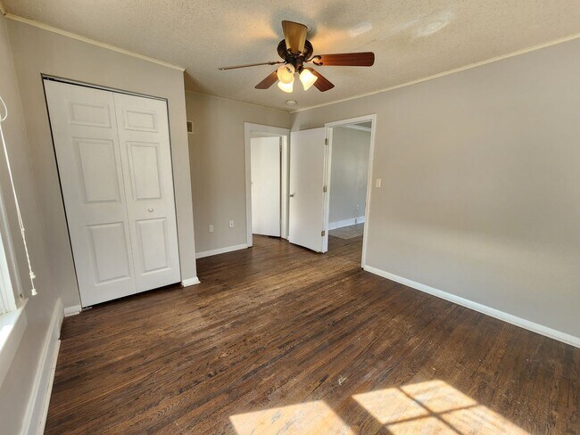 Building Photo - Spacious 3-Bedroom, 1-Bathroom Home AVAILA...