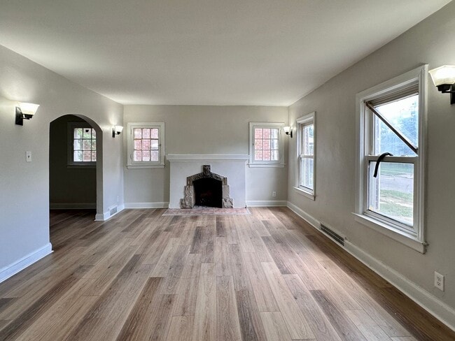 Building Photo - LARGE WESTSIDE FULLY REHABBED HOME -  3 be...