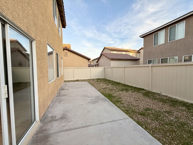 Building Photo - COZY 3 BEDRROM 3 BATH COMING SOON!!