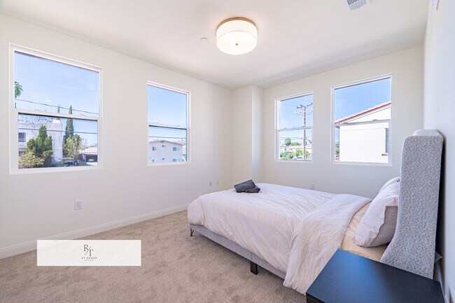 Building Photo - Whitmore Villa.