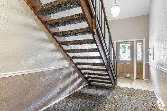 Building Photo - 697 Oakmont Ln