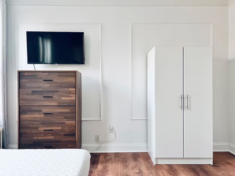 Building Photo - Furnished room/NOT APARTMENT