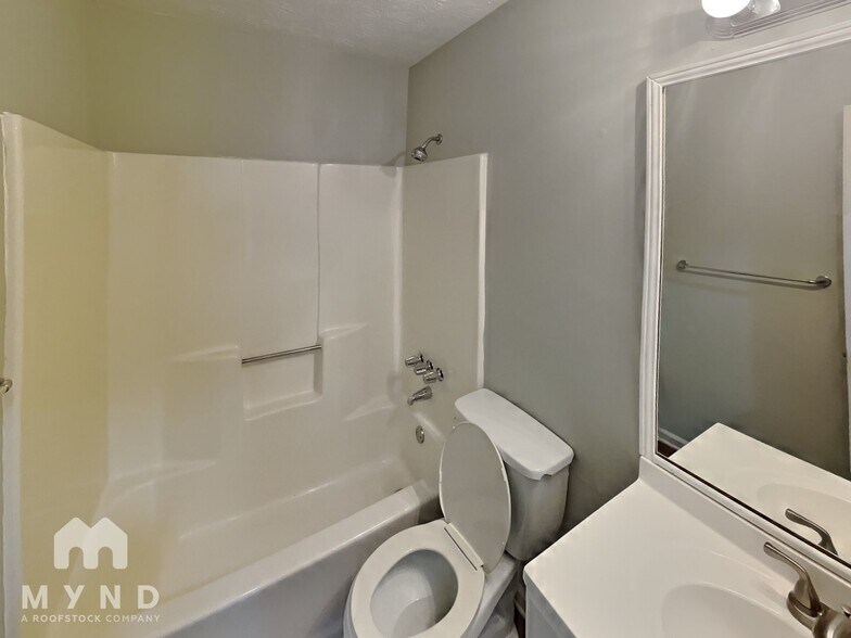 Building Photo - 65 Mountain View Cir