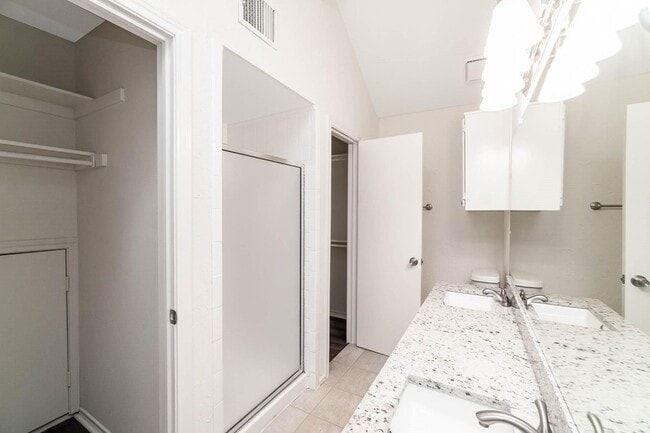 Building Photo - 1905 Lansdown Ct