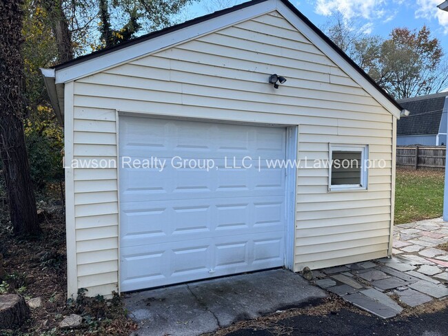 Building Photo - Raleigh Court Three Bedroom with Garage