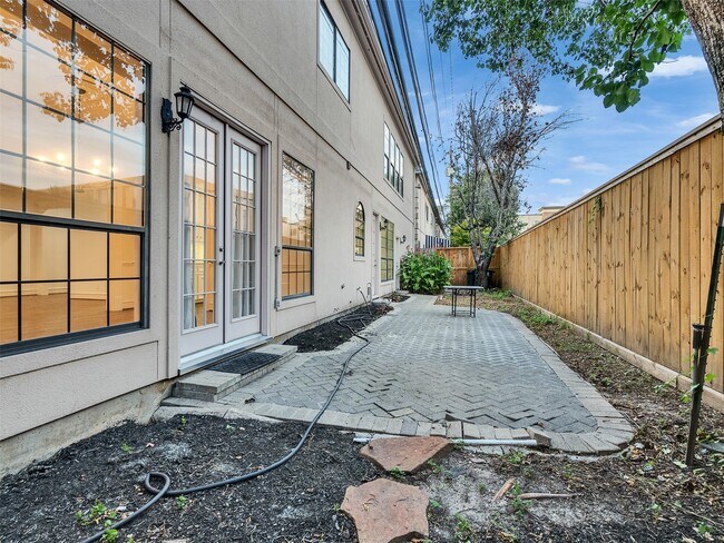 Building Photo - 2525 Nantucket Dr