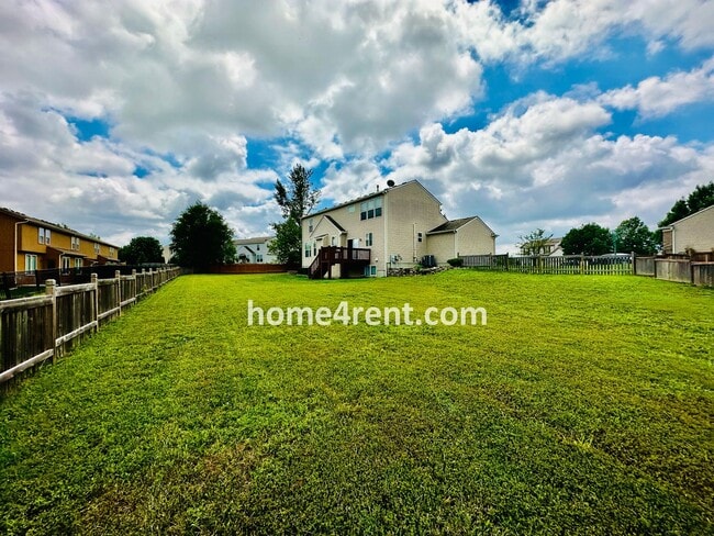 Building Photo - 8719 Dunraven St