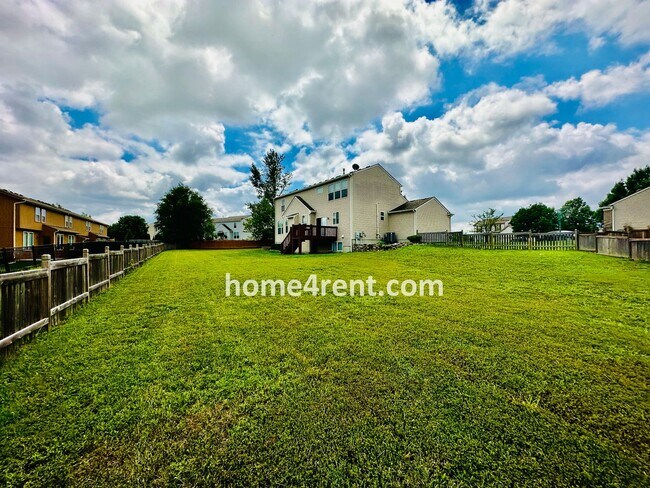 Building Photo - Wood Floors, Open Layout, Plenty of Natura...