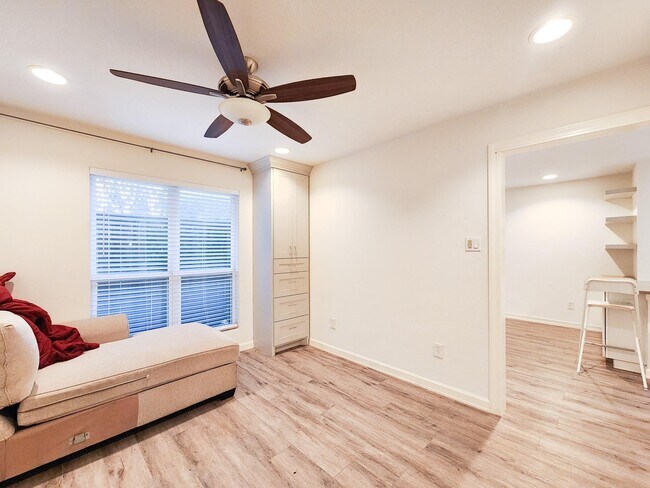 Building Photo - 3900 Woodchase Dr