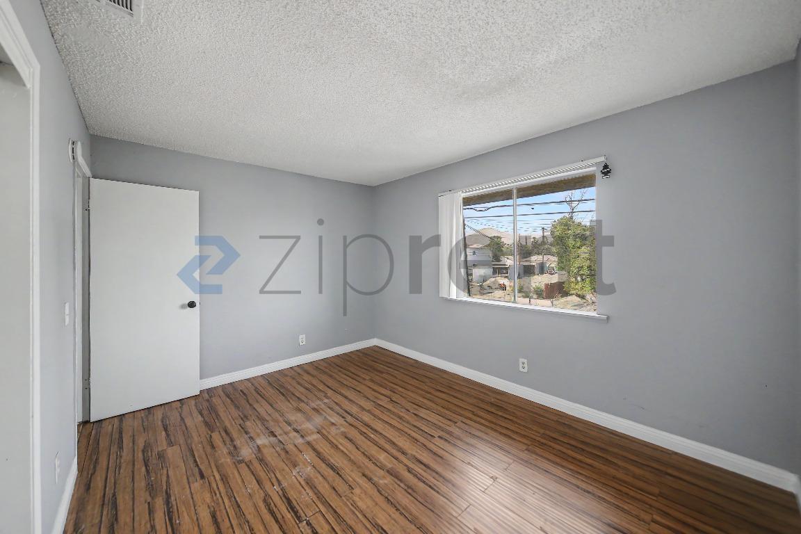 Building Photo - Unit D