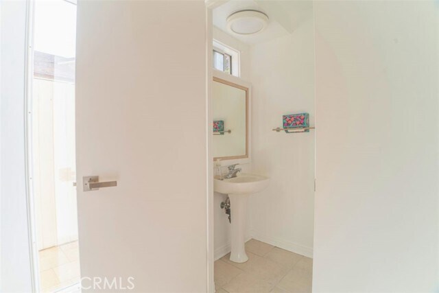 Building Photo - 5179 Canoga Ave
