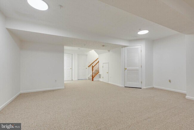 Building Photo - 8893 Papillon Dr