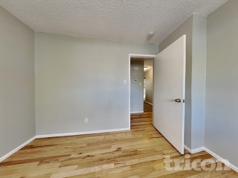 Building Photo - 1400 Ebbetts Dr
