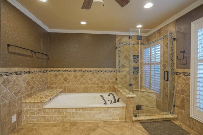 Building Photo - 2108 Lakeway Dr