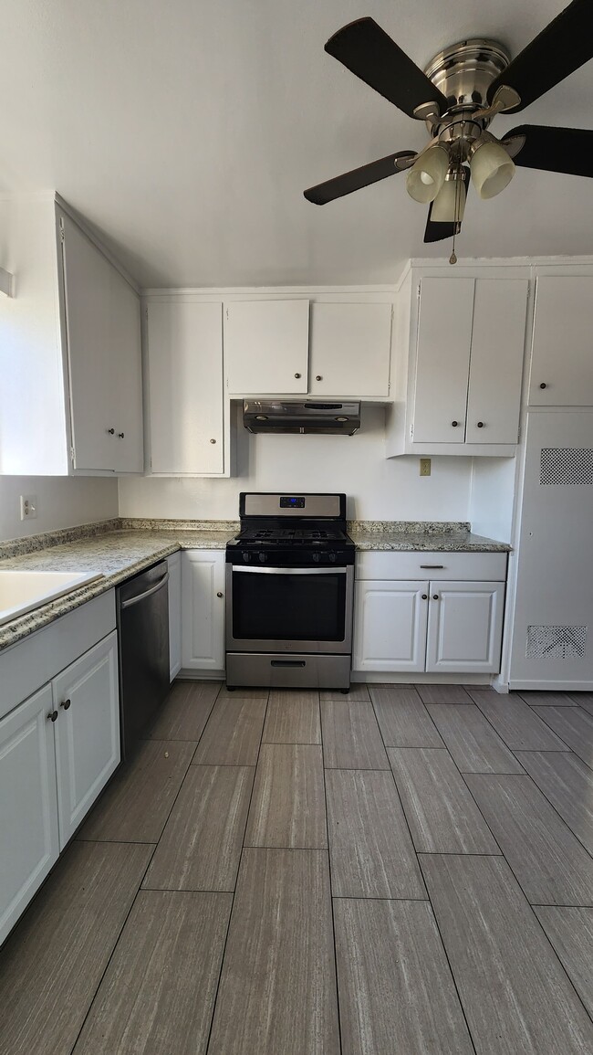 Large Kitchen 2 - 2711 S Redondo Blvd