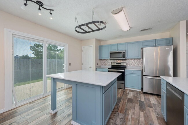Building Photo - 7648 Chablis Cir