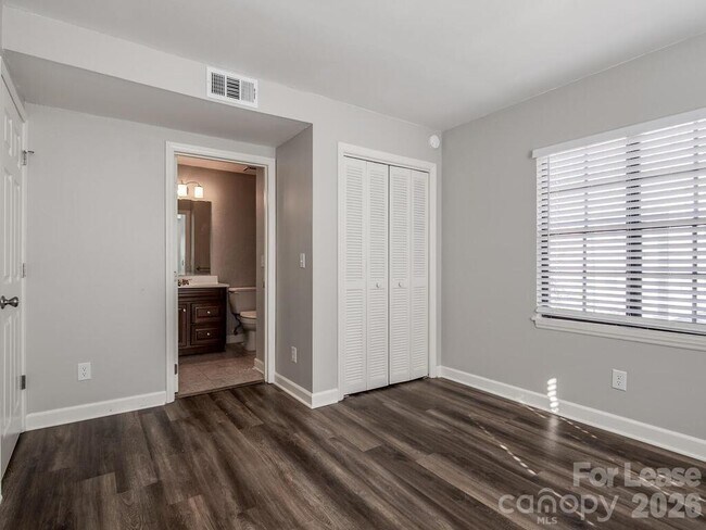 Building Photo - 406 W 9th St