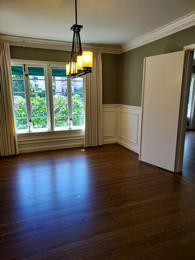 Building Photo - Charming & Spacious 3BR/2BA Lower-Level Home in Prime Baywood Location