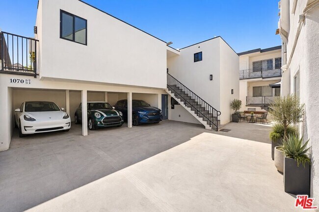 Building Photo - 1070 Masselin Ave