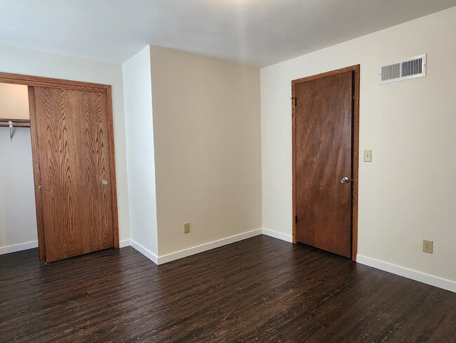 Building Photo - "3-Bed Townhouse with 1.5 Baths in Appleton!