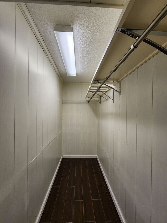 Building Photo - Asheville Racquet Club Rental!