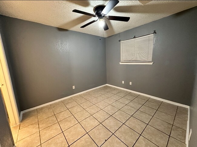 Building Photo - ALL UTILITIES INCLUDED in Cozy and Convenient 1 bedroom