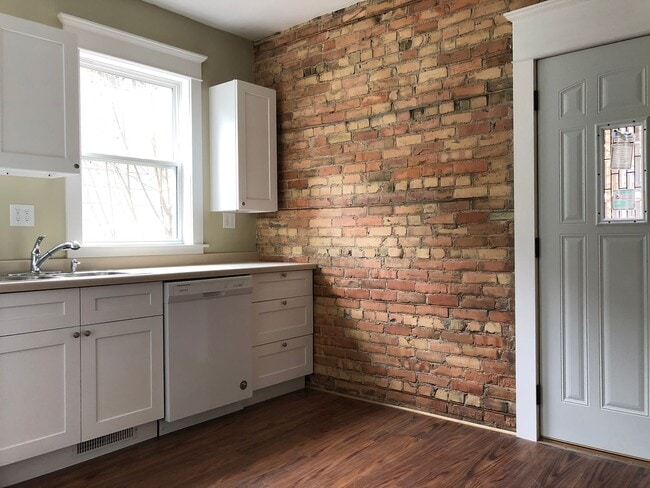 Building Photo - Amazing Vintage Townhouse. Uber Convenient...
