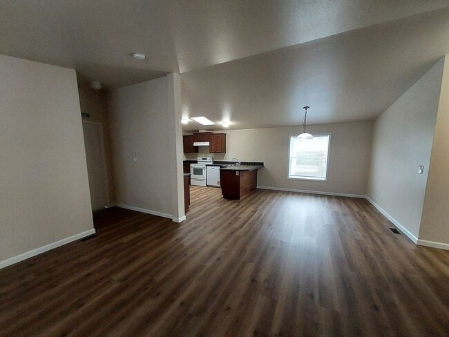 Building Photo - Available Now 3 bedroom, 2bath!!