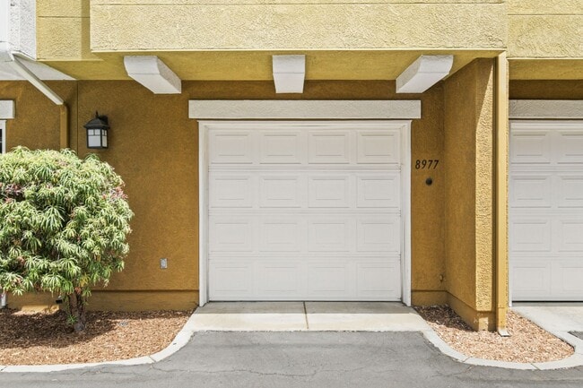 Building Photo - Act Fast: Charming Townhome in Central San...