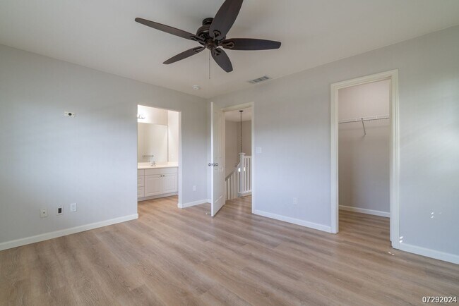 Building Photo - $3700 | 3br/2.5ba Townhome in Fairway's Edge