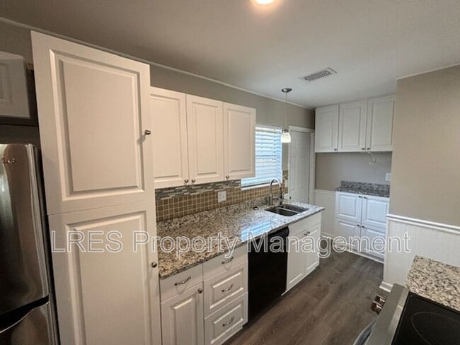 Building Photo - 517 Carambola Ave