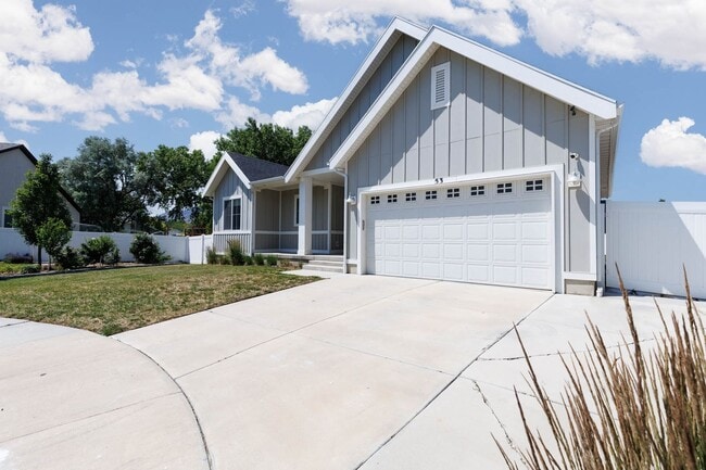 Building Photo - **Charming Rental Home in Highly Desirable...