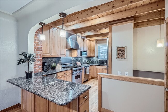 Building Photo - 695 Ash St.