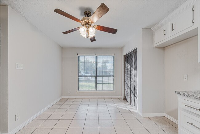 Building Photo - 2021 Kingsdale Dr