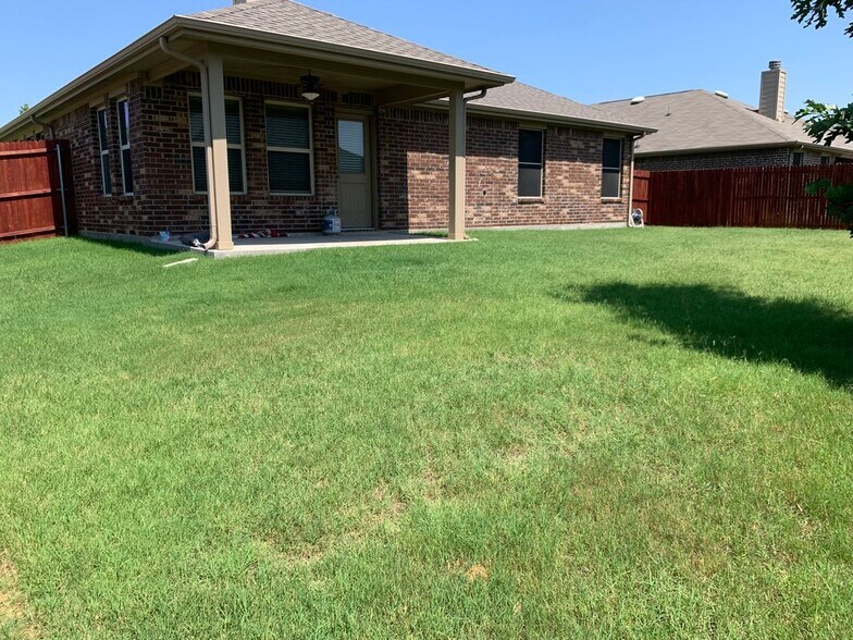 Building Photo - 1300 Foxglove Ln