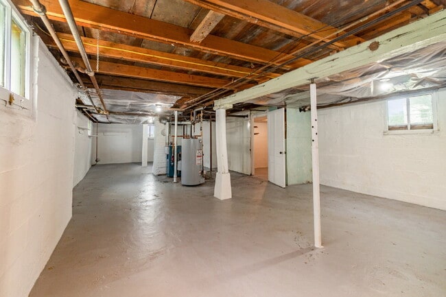 Building Photo - Spacious 3 bedroom home close to Downtown ...