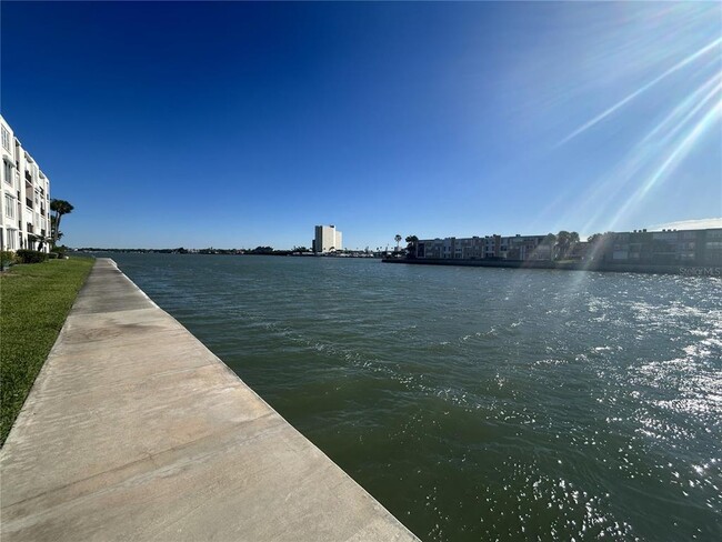 Building Photo - 7625 Sun Island Dr S