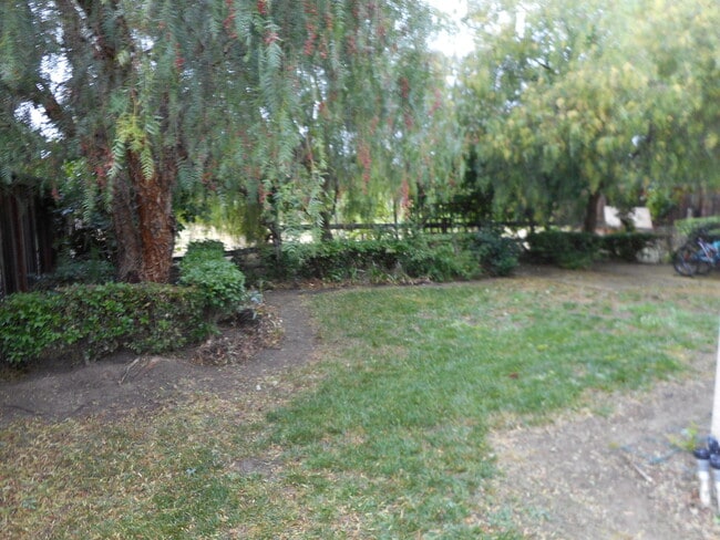 Building Photo - Brentwood Beauty 3 Bed 2.5 Bath