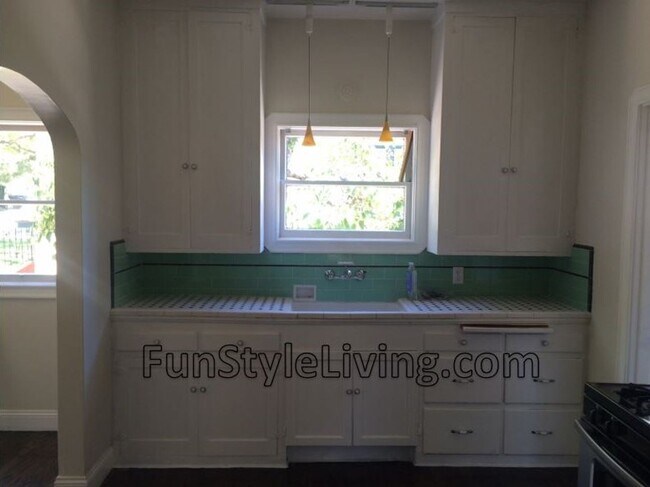 Building Photo - Charming Mediterranean Circa 1937 House