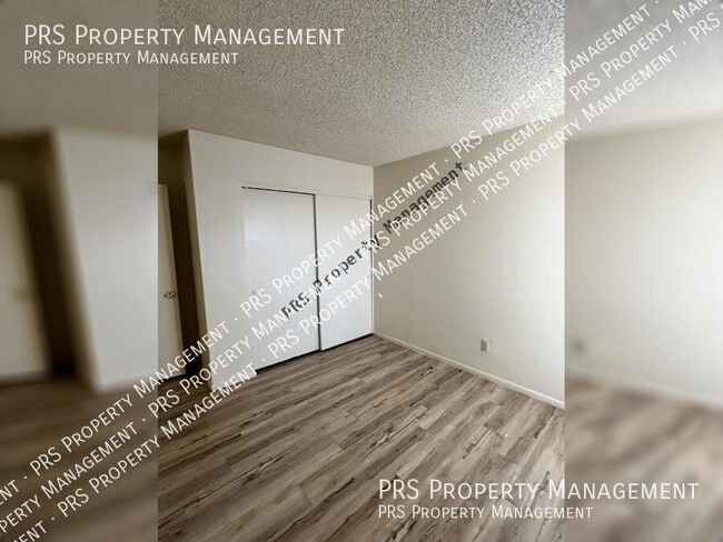 Building Photo - 2652 E Oakleaf Dr