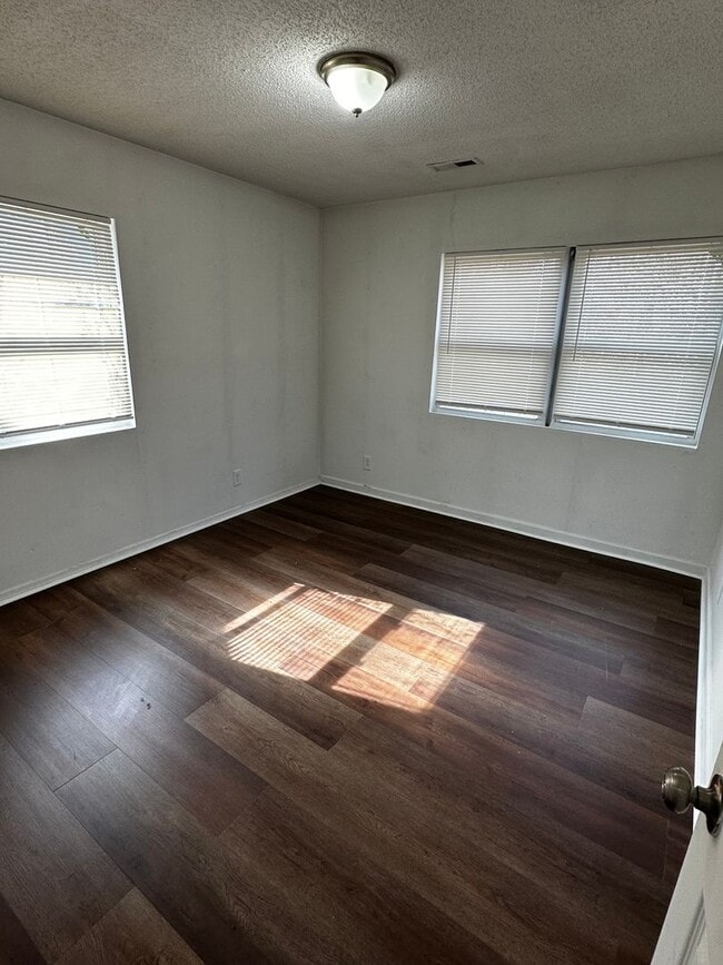 Building Photo - 3 bedroom 1 bath