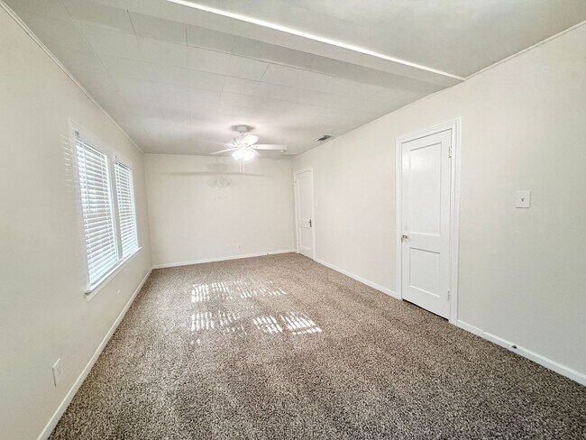 Building Photo - GAL13