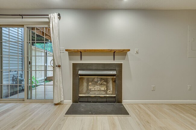 Building Photo - Fantastic townhome in Alexandria