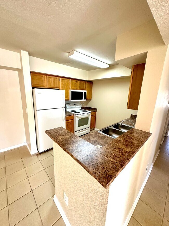 Building Photo - Spacious Ground Floor 3B/2B Unfurnished Condo Near the Beach in the Heart of Destin!