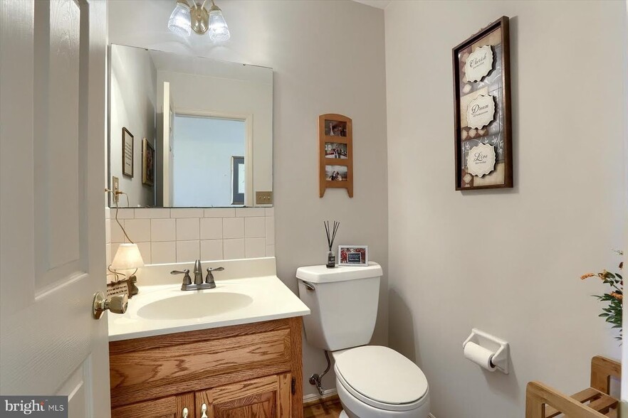 Building Photo - 19 Sycamore Dr