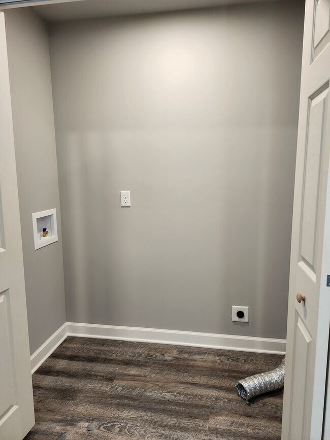 Building Photo - 2 bedroom 1 bath fully updated home in Eas...