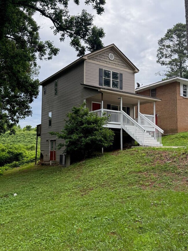 Building Photo - Spacious Two Bedroom Home